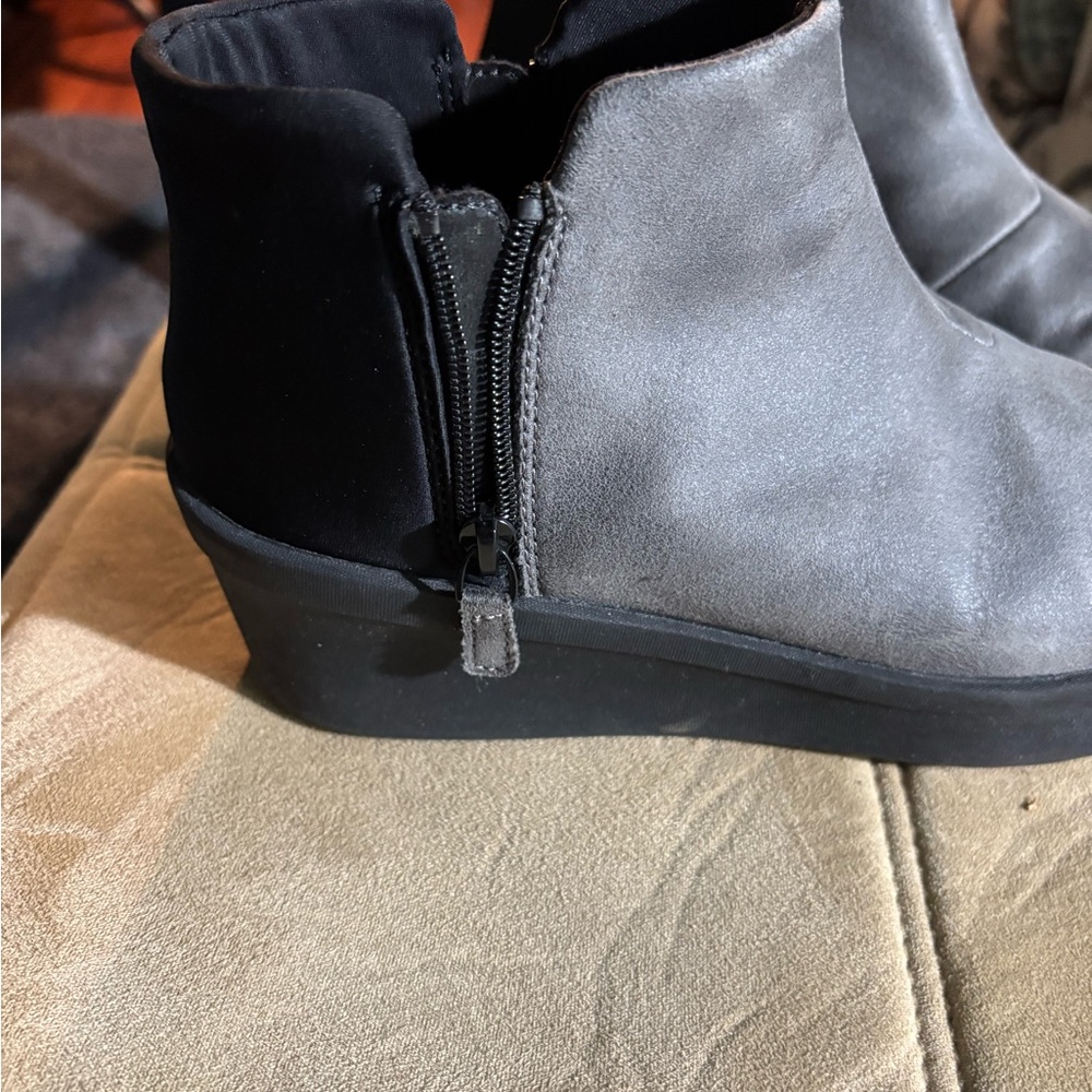 Cloudsteppers Booties 
2 tone gray/black - Picture 5 of 6